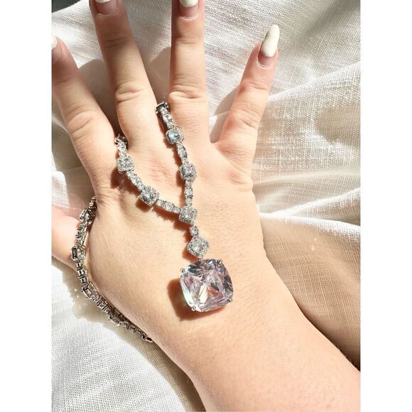 Stunning cushion cut cubic zirconia statement necklace - Picture 15 of 15